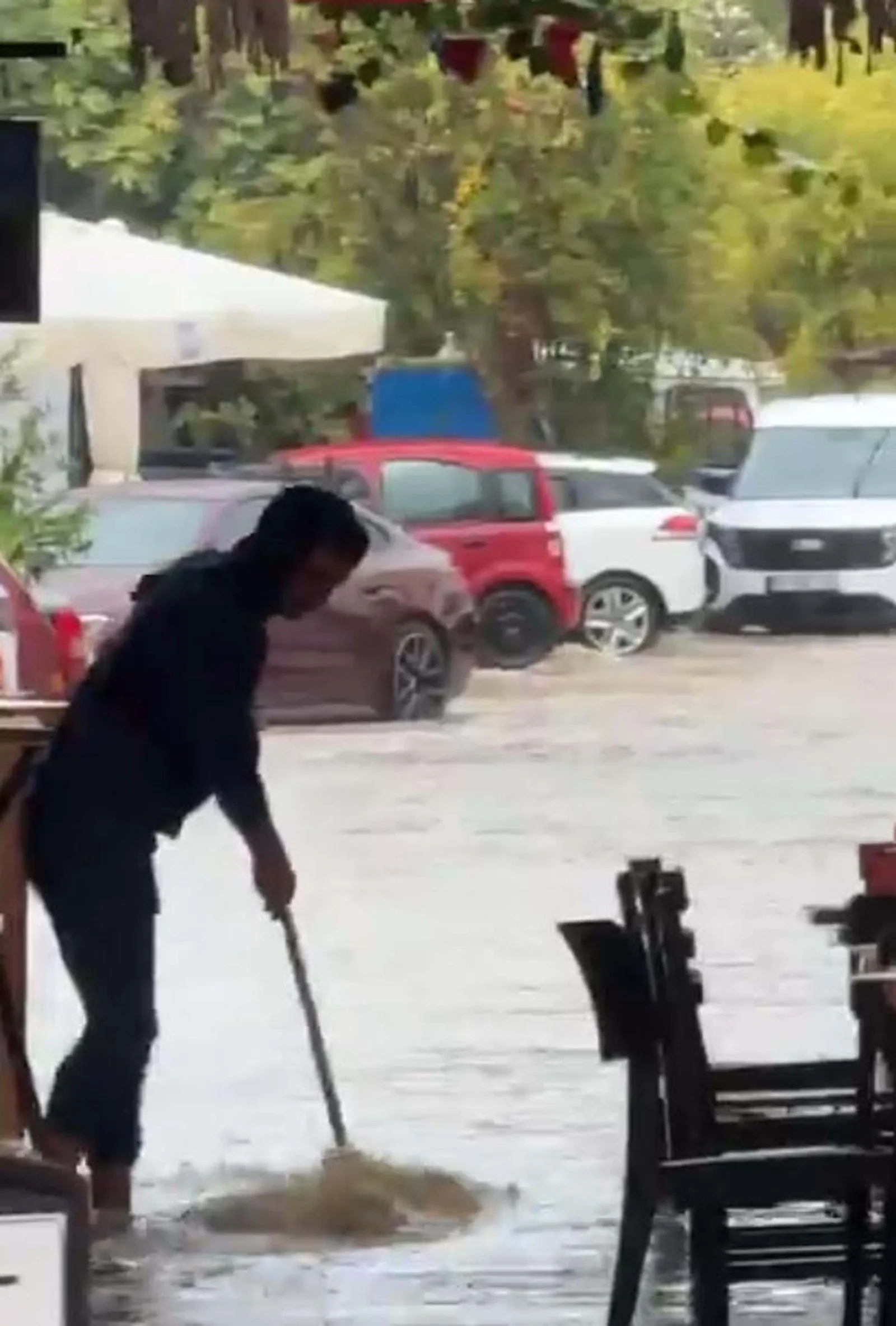 Çeşme'de sağanak, yaşamı olumsuz etkiledi