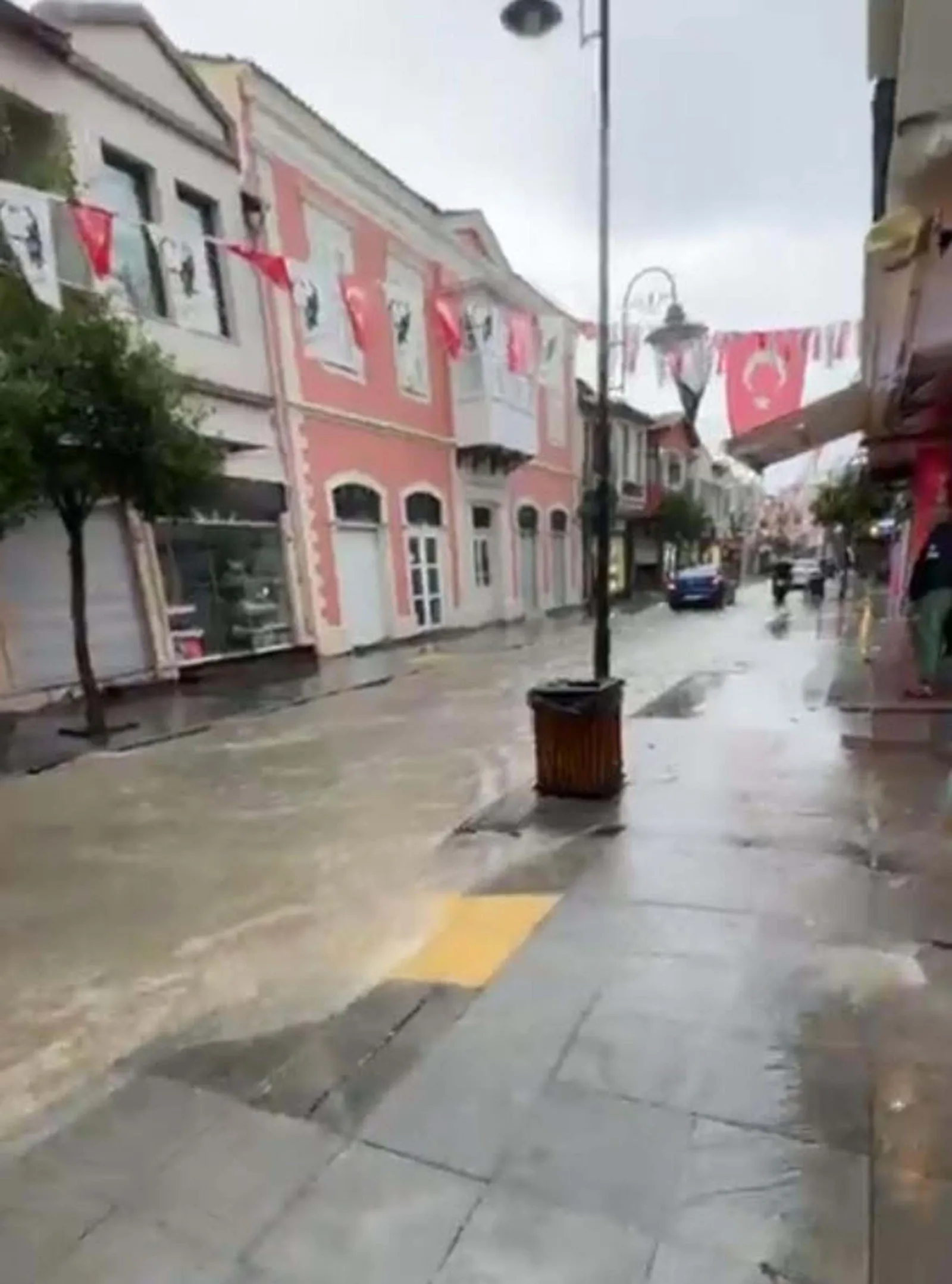 Çeşme'de sağanak, yaşamı olumsuz etkiledi