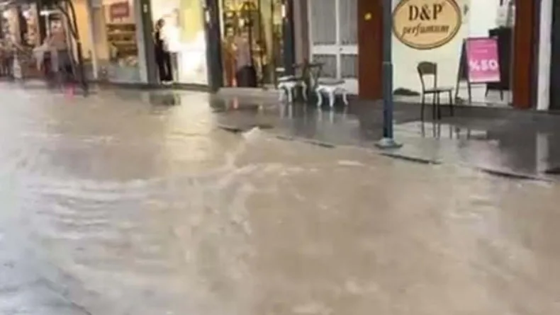 Çeşme'de sağanak, yaşamı olumsuz etkiledi