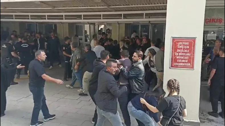 Cinayet davasında karar duruşması sonrası taraflar arasında kavga