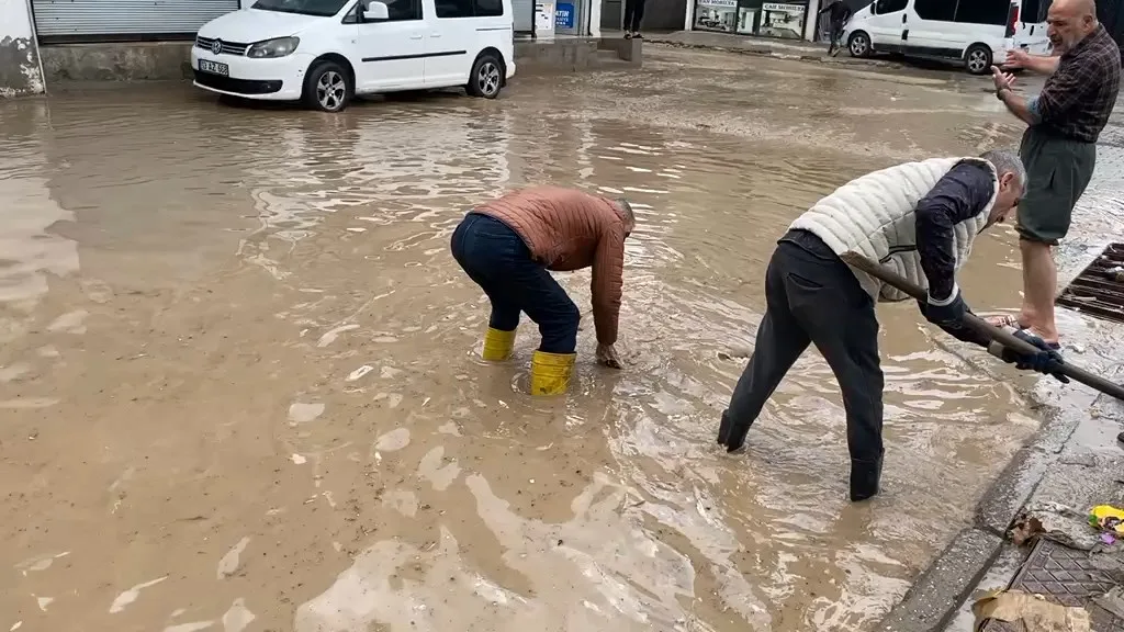 Cizre'de sağanak nedeniyle cadde ve sokaklarda su birikintileri oluştu