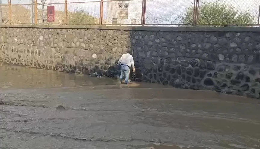 Cizre'de sağanak nedeniyle cadde ve sokaklarda su birikintileri oluştu