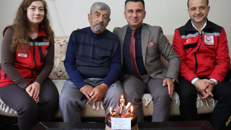 Çocukluğundan beri doğum günü kutlanmayan 85 yaşındaki Asuman Atasever’e pastalı sürpriz / Ek fotoğraflar