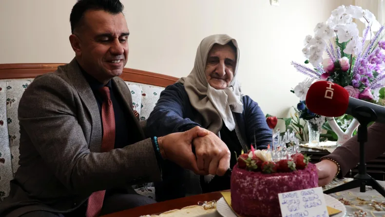 Çocukluğundan beri doğum günü kutlanmayan 85 yaşındaki Asuman Atasever’e pastalı sürpriz