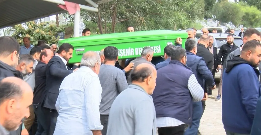 Çöken merdivenin altında kalan inşaat ustası toprağa verildi