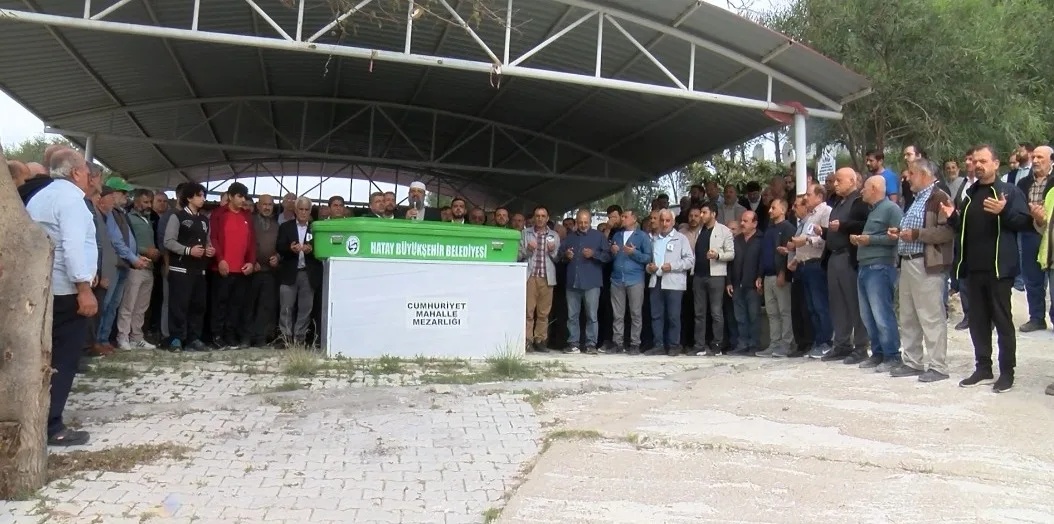 Çöken merdivenin altında kalan inşaat ustası toprağa verildi