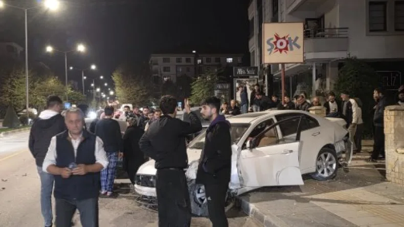 Çorum'da iki otomobil çarpıştı: 4 yaralı