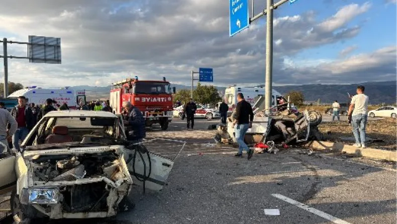 Çorum'da iki otomobil çarpıştı: 7 yaralı