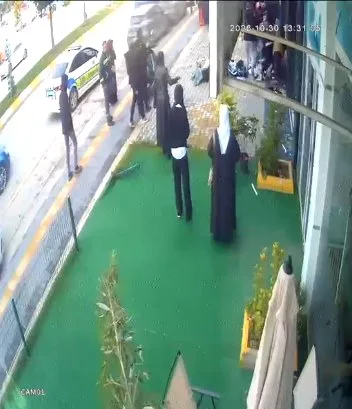 Çorum'da otomobil mağazaya girdi
