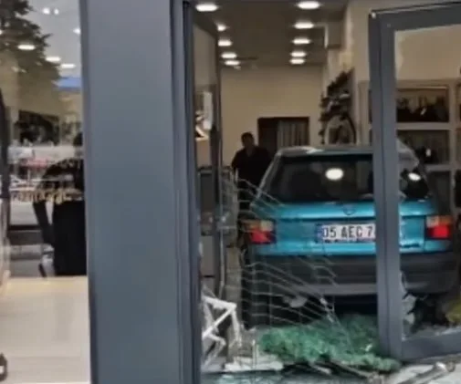 Çorum'da otomobil mağazaya girdi