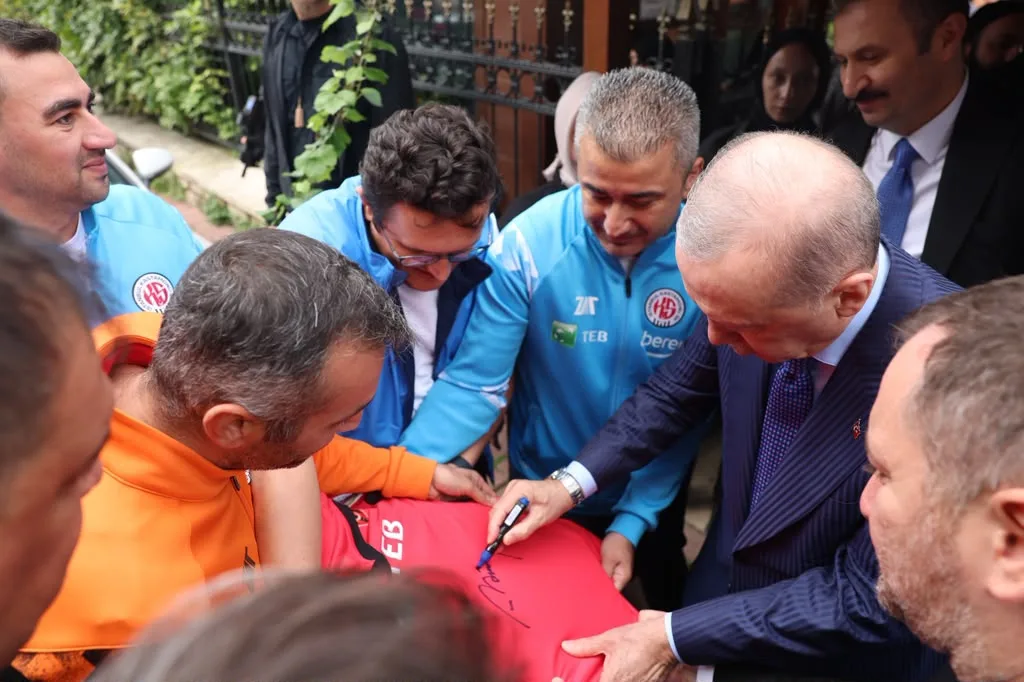 Cumhurbaşkanı Erdoğan, İstanbul Kastamonuspor kulübünü ziyaret etti