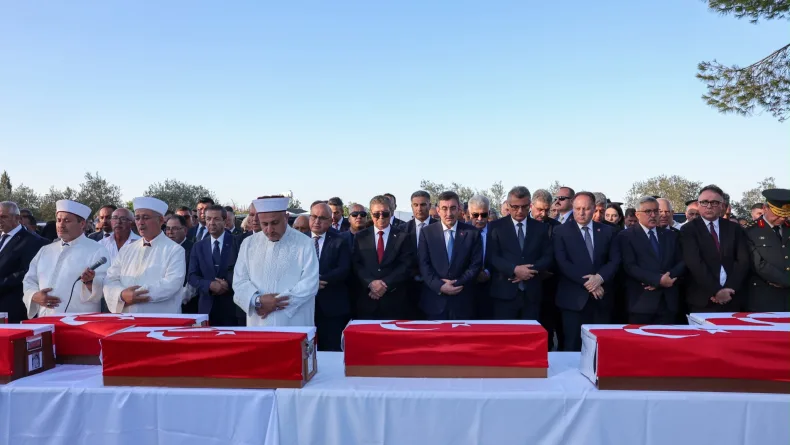 Cumhurbaşkanı Yardımcısı Yılmaz, KKTC'de şehitlikte devlet  törenine katıldı