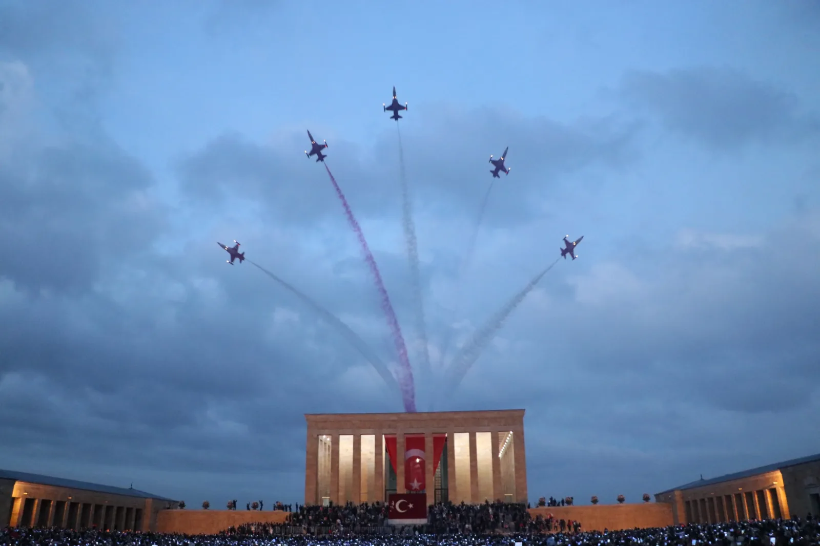 Cumhuriyet Bayramı’nda Türk Yıldızları'ndan Anıtkabir’de saygı uçuşu