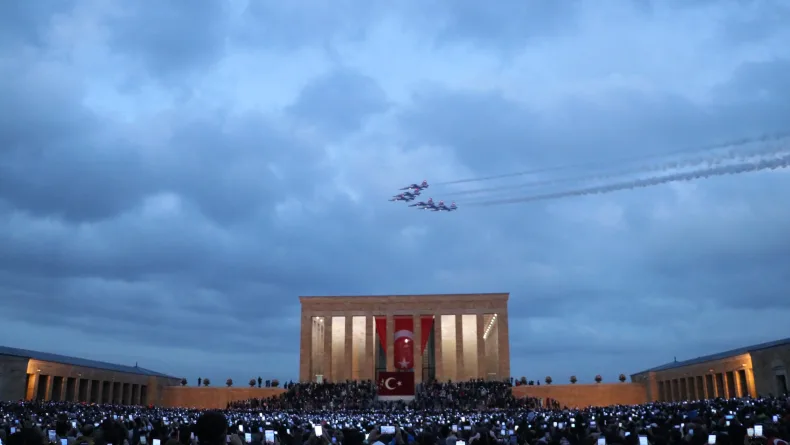 Cumhuriyet Bayramı’nda Türk Yıldızları'ndan Anıtkabir’de saygı uçuşu
