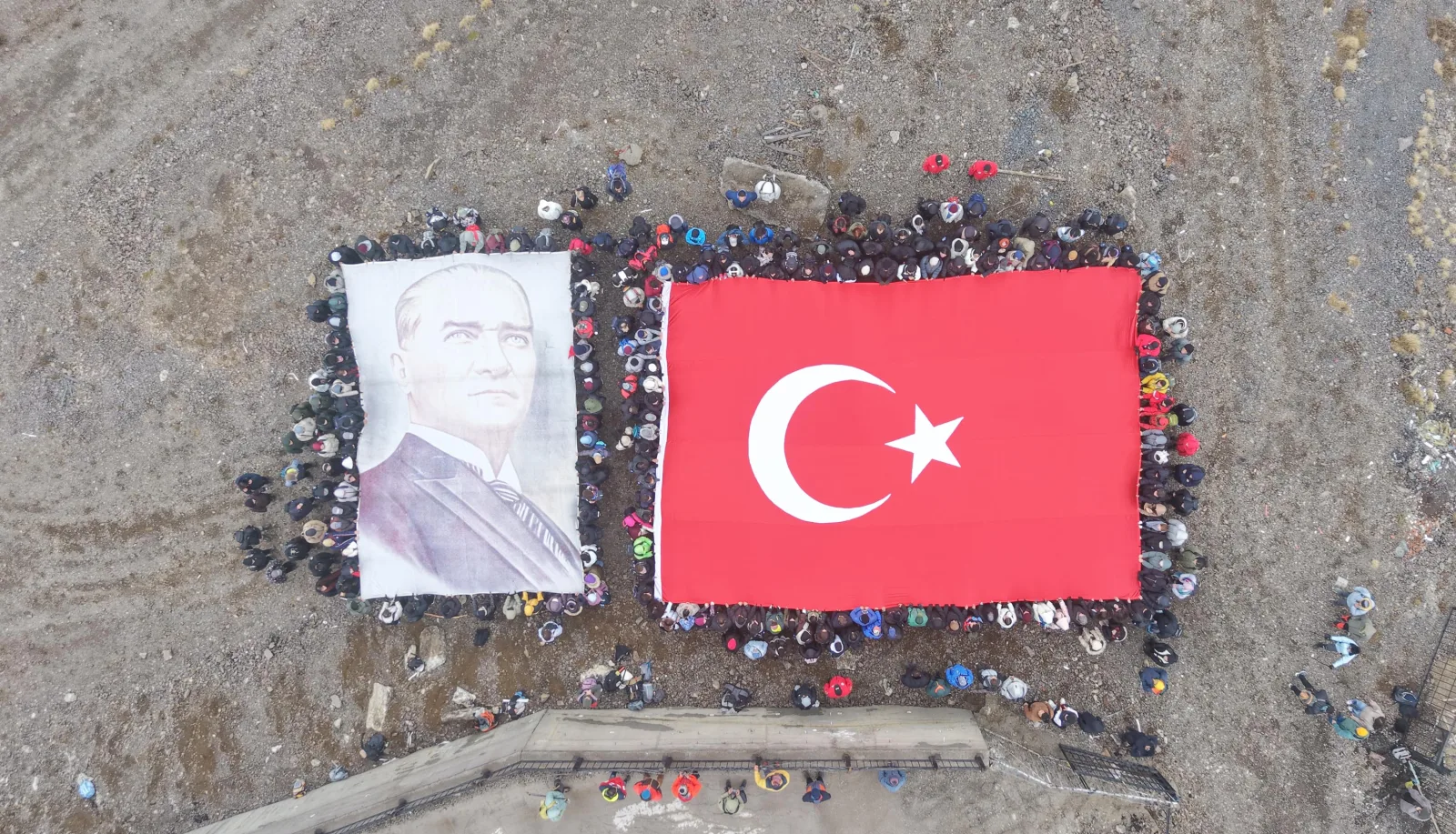 Cumhuriyet’in ruhunu Palandöken’in zirvesine taşıdılar
