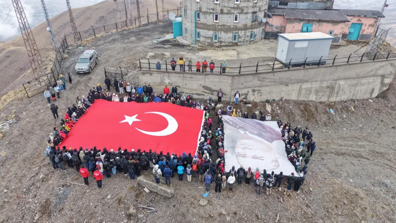 Cumhuriyet’in ruhunu Palandöken’in zirvesine taşıdılar
