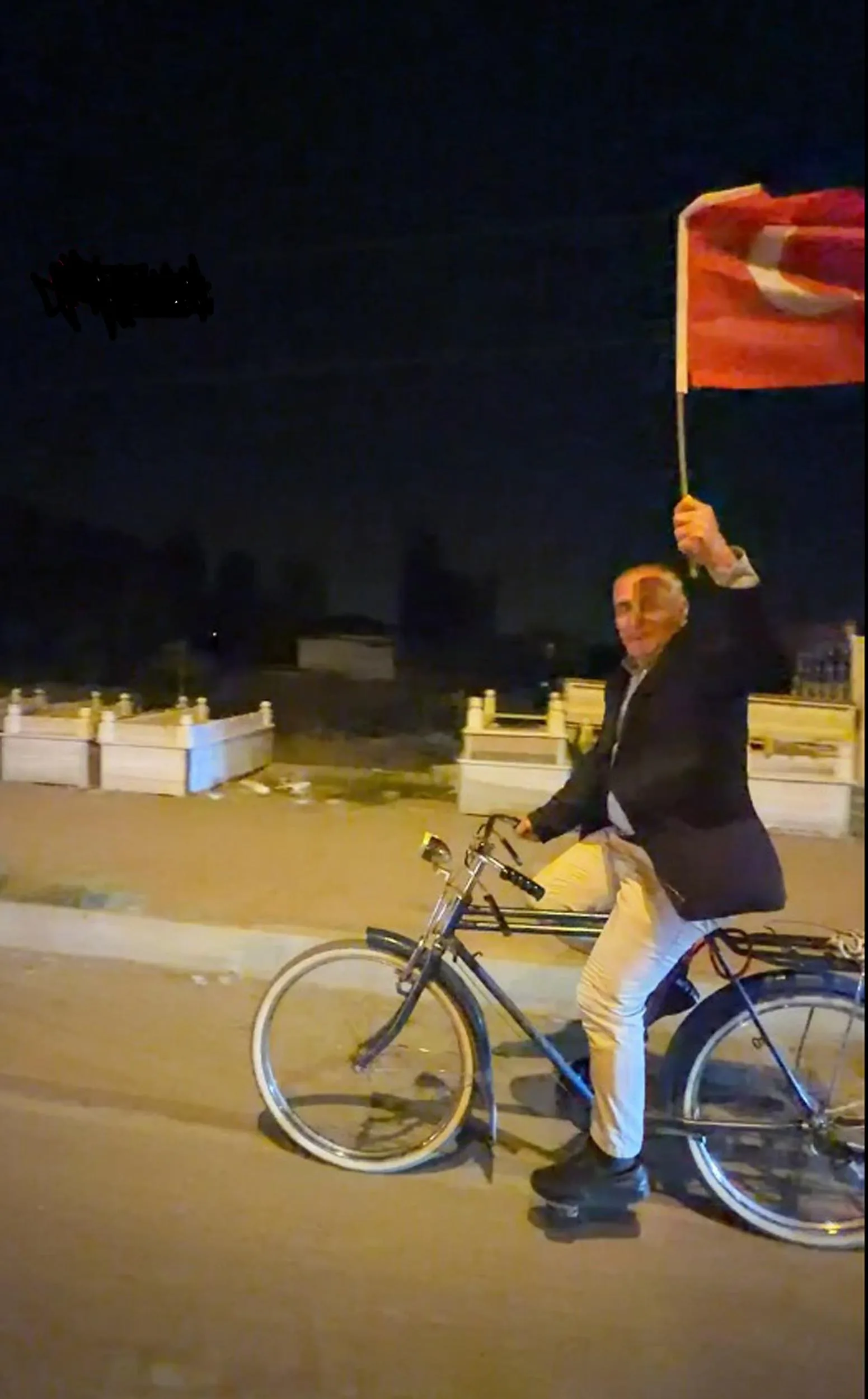 Cumhuriyet konvoyuna bisikletiyle katılan emekliye anlamlı hediye