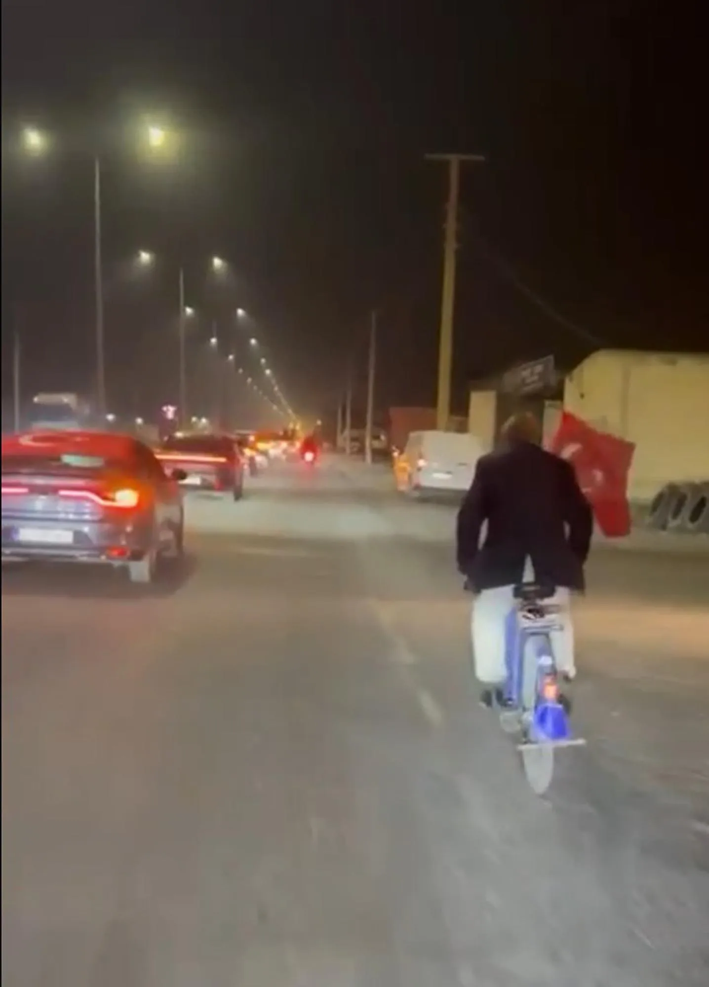 Cumhuriyet konvoyuna bisikletiyle katılan emekliye anlamlı hediye