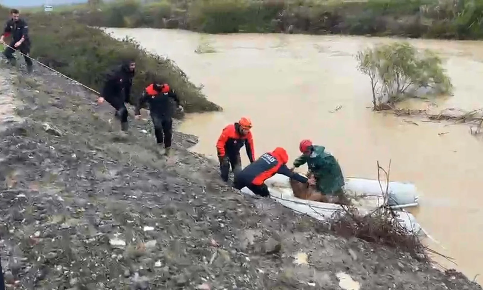 Dalaman'da çay taştı, yollar göle döndü, su baskınları yaşandı (2)