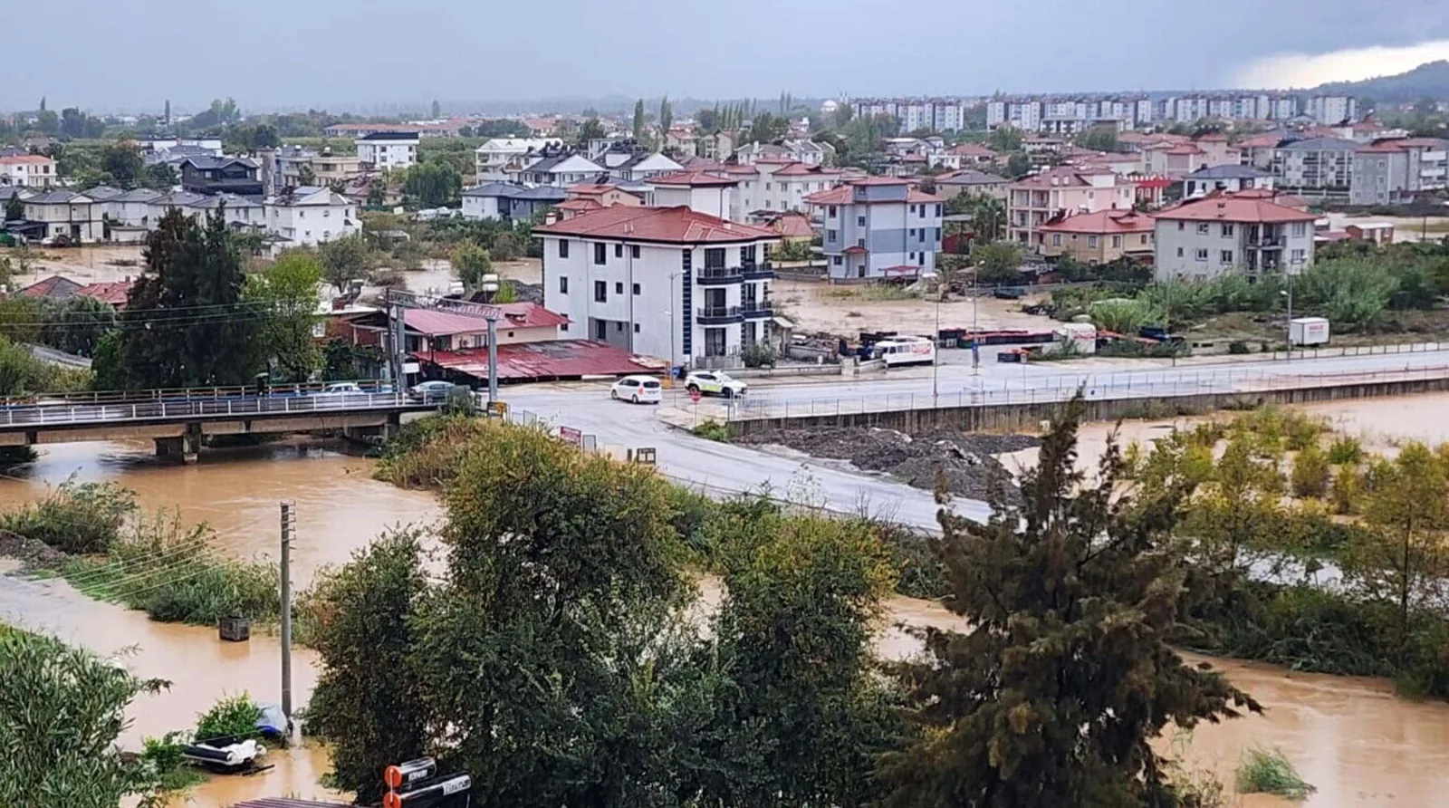 Dalaman'da çay taştı, yollar göle döndü, su baskınları yaşandı