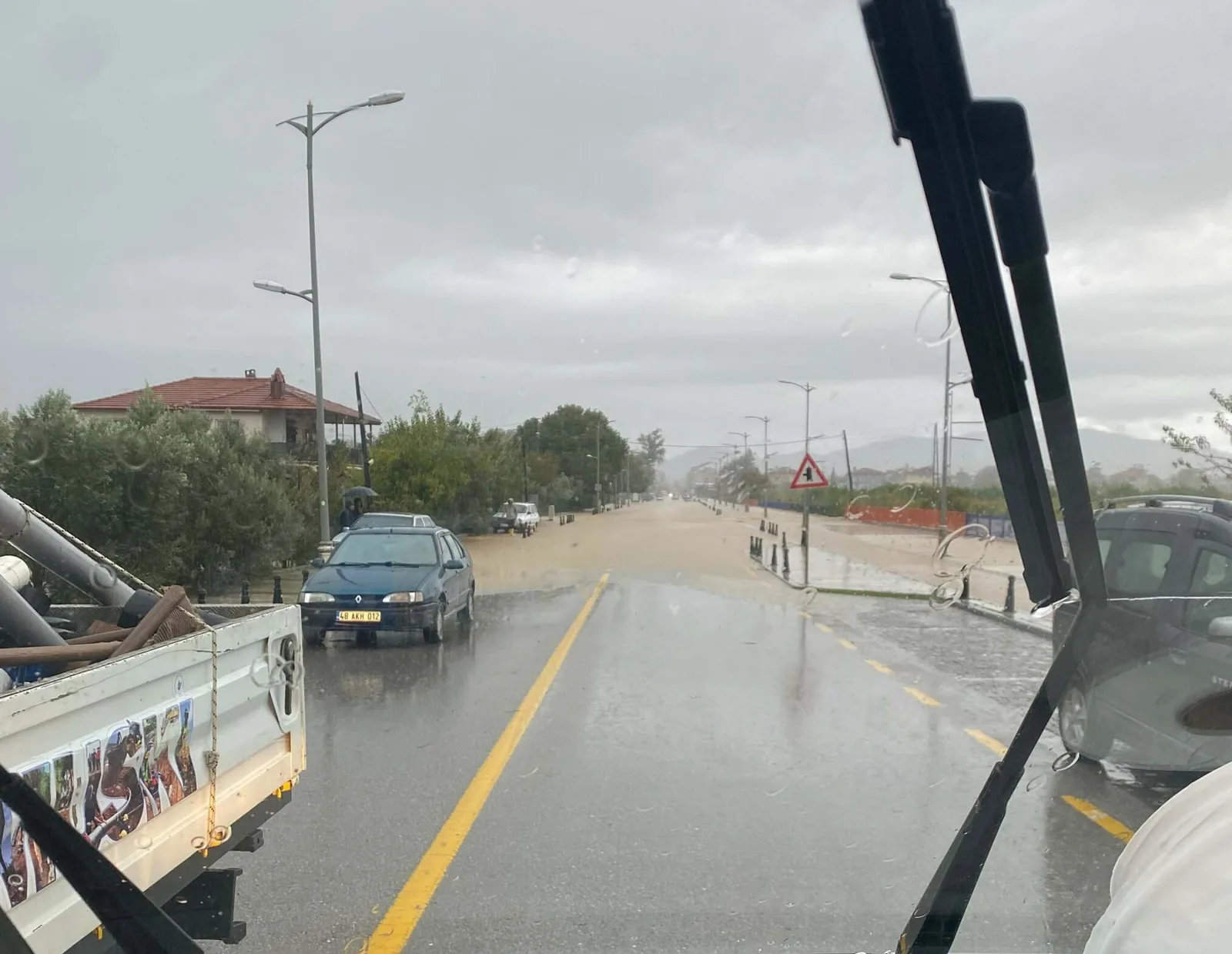 Dalaman'da çay taştı, yollar göle döndü, su baskınları yaşandı