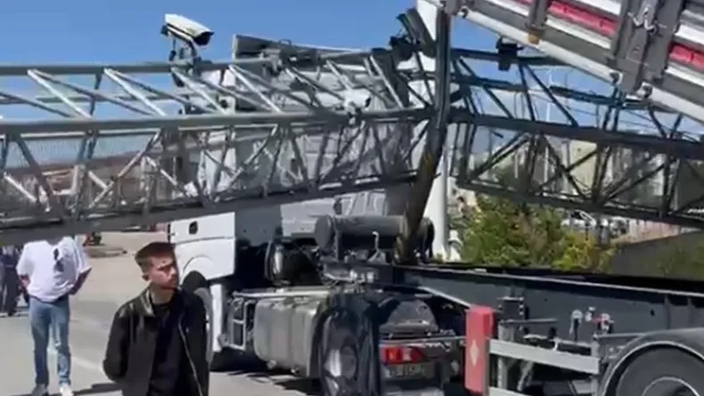 Damperi açık TIR, EDS direğini devirdi