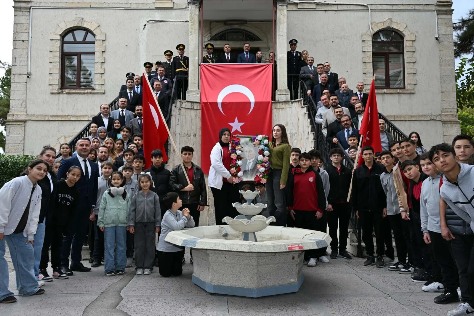 Demirci'de 98 yıl önceki Cumhuriyet karesi yeniden canlandırıldı