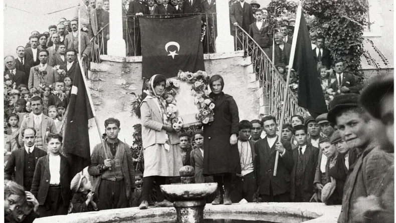 Demirci'de 98 yıl önceki Cumhuriyet karesi yeniden canlandırıldı