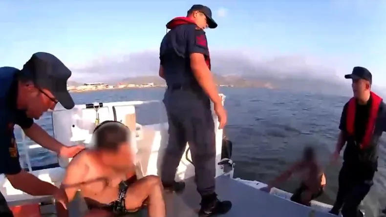 Denizde boğulma tehlikesi geçiren 2 kişiyi sahil güvenlik kurtardı