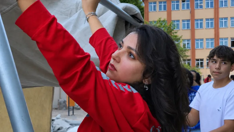 Depremde 2 Arkadaşını Kaybetti, Hayatını Arama Kurtarmaya Adadı