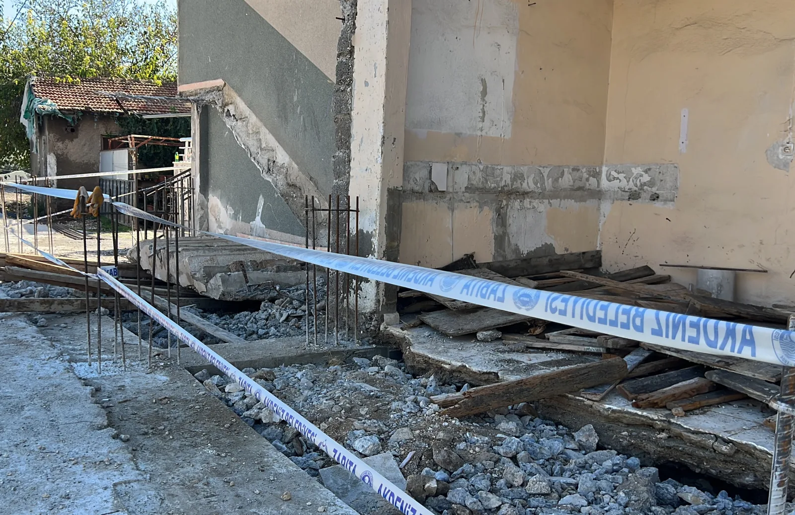 Depremde eşi ve 2 kızını kaybeden işçi, çöken merdivenin altında kalıp öldü