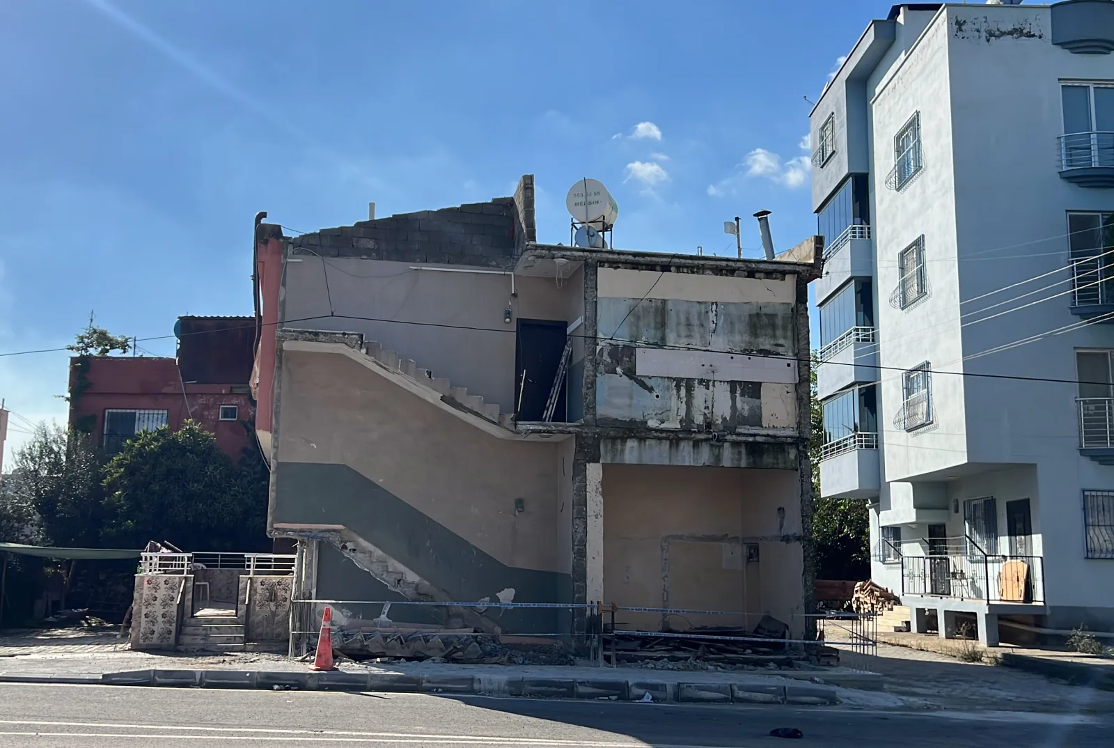 Depremde eşi ve 2 kızını kaybeden işçi, çöken merdivenin altında kalıp öldü
