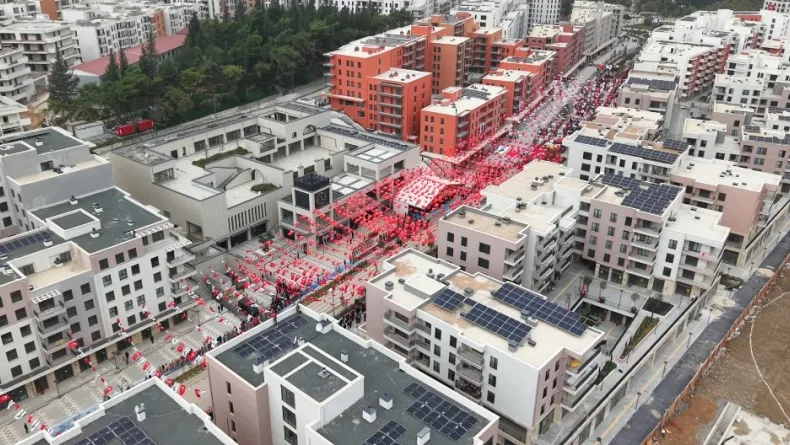 Depremle sessizliğe bürünen Atatürk Caddesi'nde 3 yıl sonra 29 Ekim coşkusu