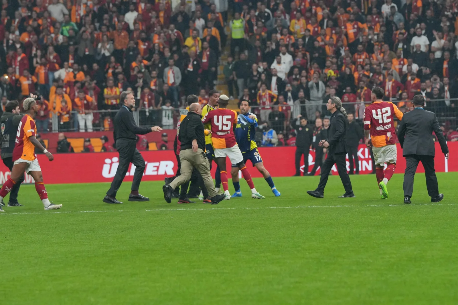 Derbi sonrası saha karıştı, Abdülkerim Bardakcı ile Archie Brown birbirine girdi