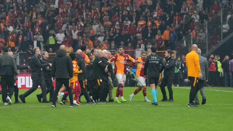 Derbi sonrası saha karıştı, Abdülkerim Bardakcı ile Archie Brown birbirine girdi