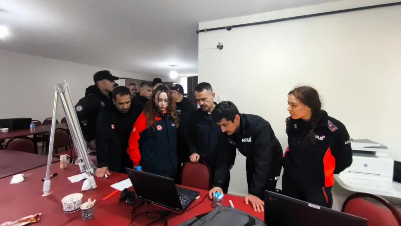 Dereye düşen cipin sürücüsü kurtuldu; 1 ölü, kayıp 1 kişi aranıyor (3)