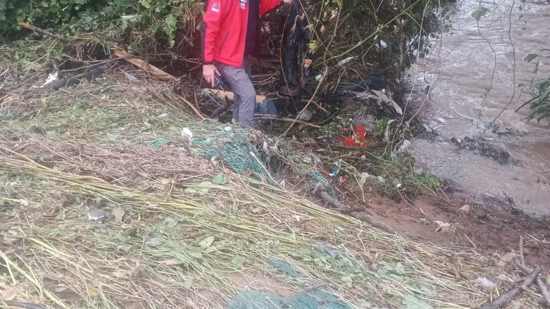 Dereye düşen cipin sürücüsü kurtuldu; 1 ölü, kayıp 1 kişi aranıyor/Ek fotoğraflar