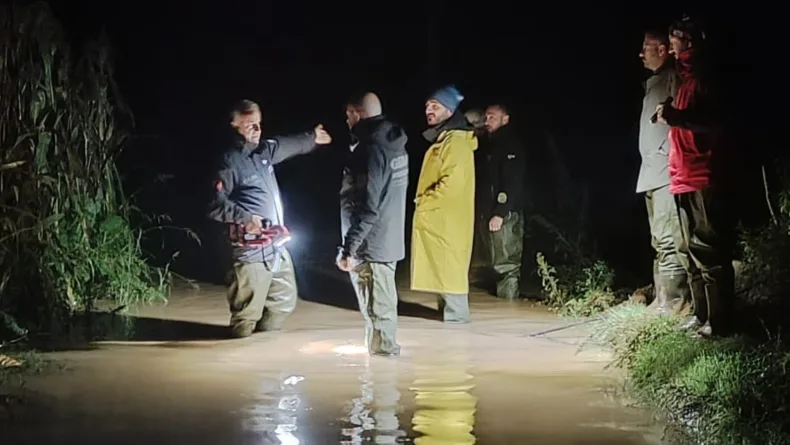 Dereye düşen cipin sürücüsü kurtuldu, kayıp 2 kişi aranıyor
