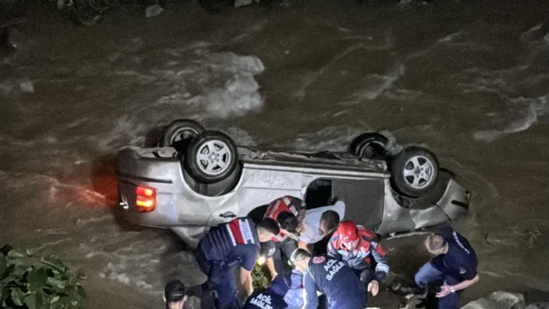 Dereye yuvarlanan otomobilin sürücüsü öldü
