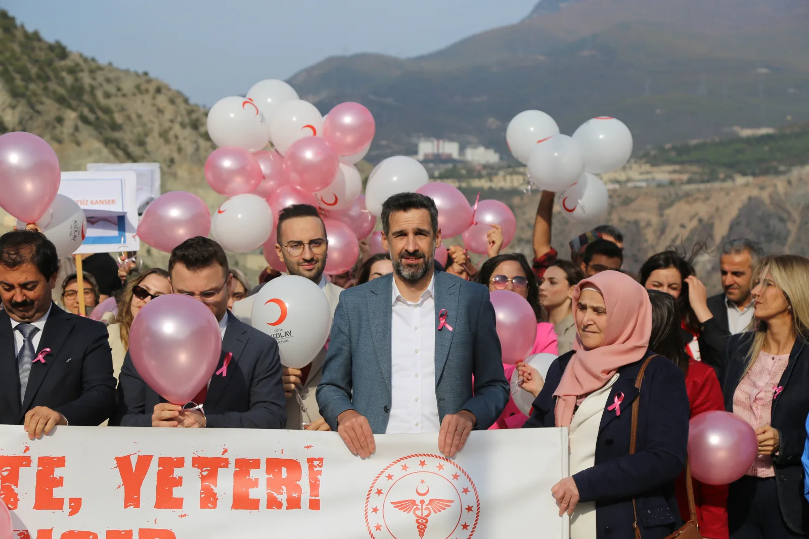 Deriner Barajı'nda 'meme kanserinde erken tanı' mesajı