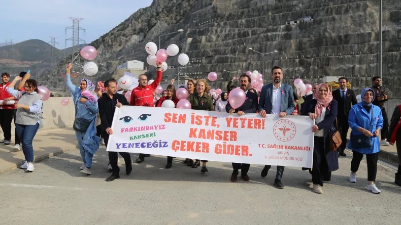 Deriner Barajı'nda 'meme kanserinde erken tanı' mesajı