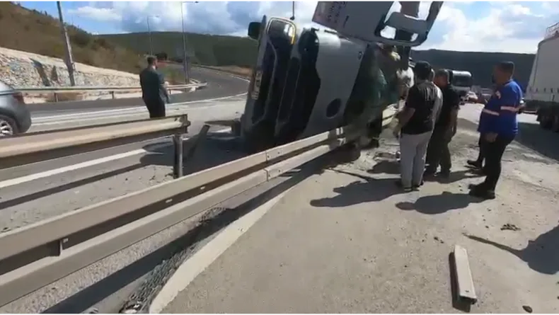 Devrilen beton mikserinin sürücüsü yaralandı