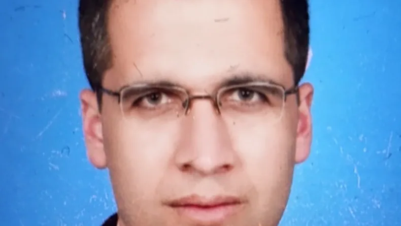 Devrilen traktörün altında kalan öğretmen hayatını kaybetti