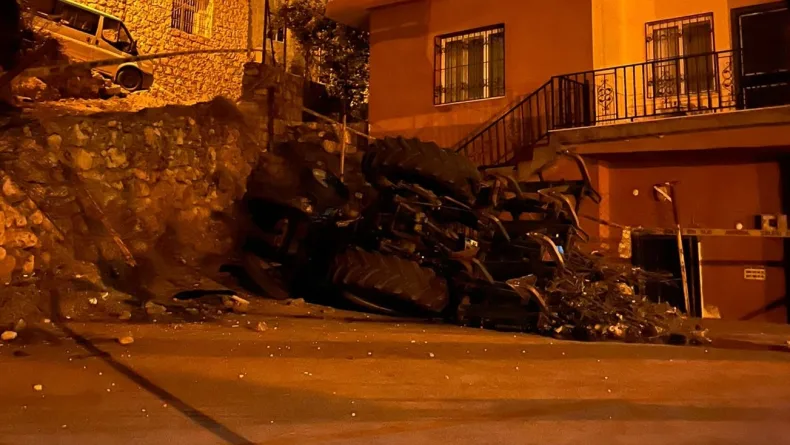 Devrilen traktörün sürücüsü öldü, eşi ve çocuğu yaralandı