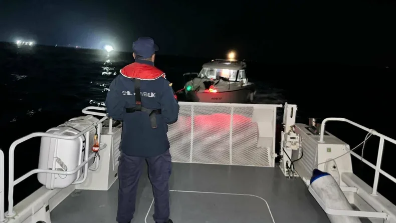 Didim açıklarında sürüklenen teknedeki 3 kişi kurtarıldı