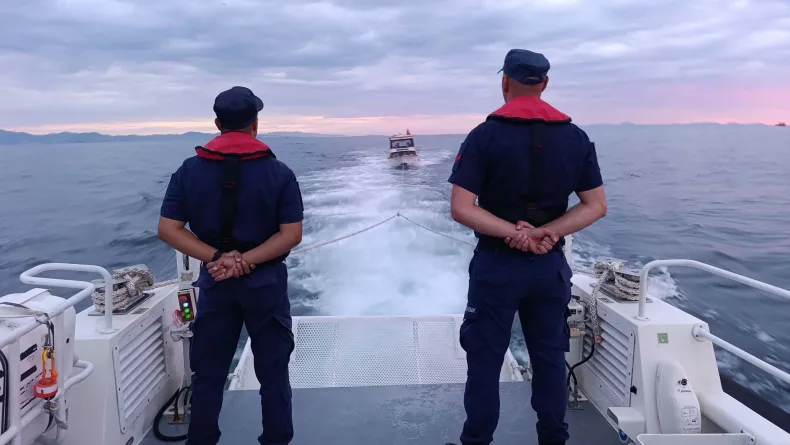Didim açıklarında sürüklenen teknedeki 3 kişi kurtarıldı
