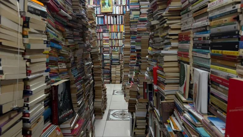 Dijital çağda sahaflık; 45 metrekarelik dükkandaki 35 bin kitap okuyucusunu bekliyor