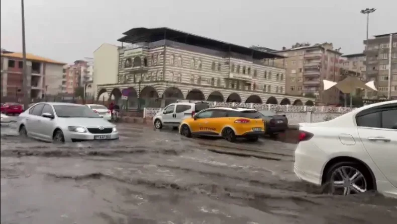 Diyarbakır’da kuvvetli rüzgarla caminin minaresi evin damına devrildi (2)