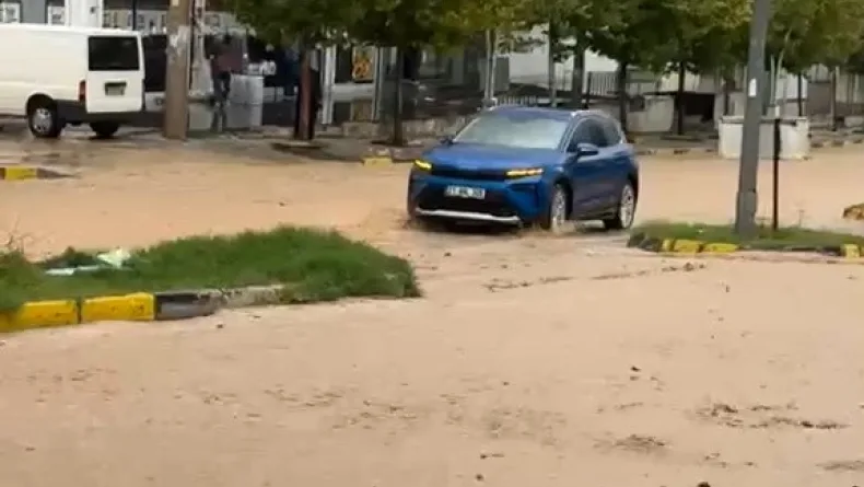 Diyarbakır’da sağanak; cadde ve sokaklar göle döndü
