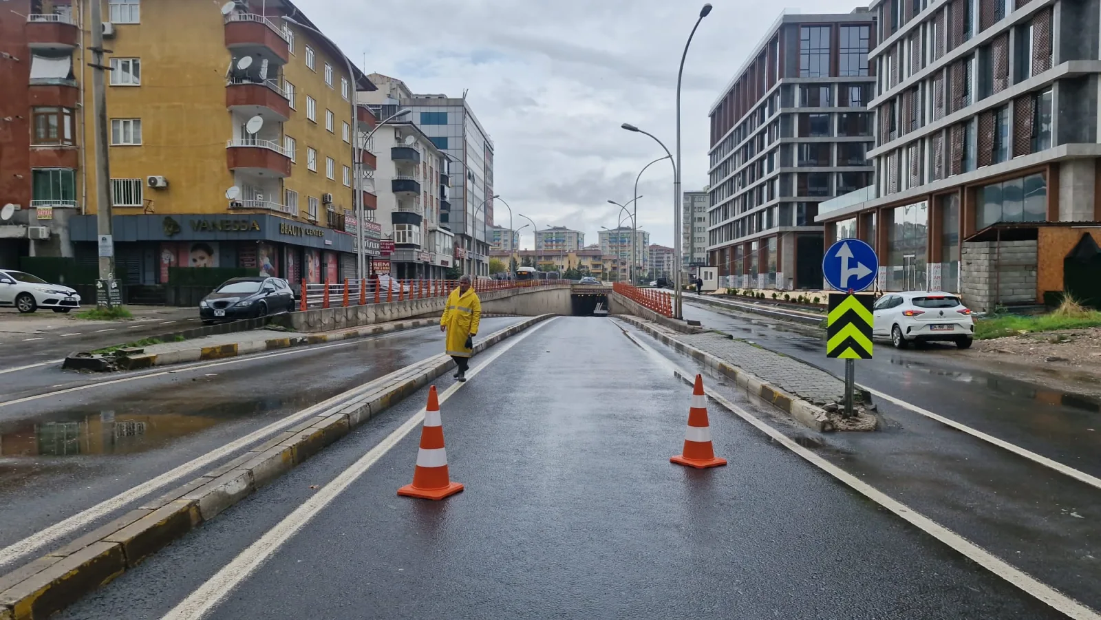 Diyarbakır'da sağanak; yollar göle döndü, su baskınları yaşandı (2)